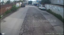 Driver 'teased' by malfunctioning car park barrier in China