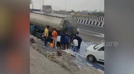 Drivers loot milk truck when driver crashes and dies in India
