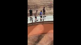 Man records terrified friend's reluctant journey on the Grand Canyon Skywalk