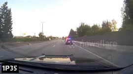 USA: Suspect Speeding at 100mph Crashes into Wall After High-Speed Chase