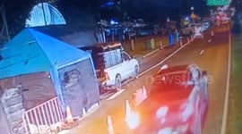 Terrorists throw pipe bomb at police in southern Thailand