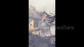 Locals refuse to leave homes despite wildfire encroaching on town near Athens