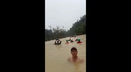 Terrible and severe floods submerged hundreds of houses in Indonesia, the flood height reached 2.5 meters