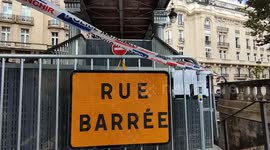 Paris: next to Eiffel Tower, the pedestrian bridge of the Bir-Hakeim bridge threatened with collapse and closed to the public.  Fallen bolt and threat of collapse: the pedestrian bridge of the Bir-Hakeim bridge closed urgently  Access to the footbridge ha