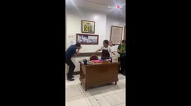 Woman has hilarious reactions to her coworker's pranks and scares