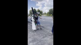 Jimmy Rice, the American traveler carrying a 25-kilogram cross, walked from Kyiv to Kharkiv in forty days. Before this, Rice arrived in Kyiv on foot from Warsaw.
