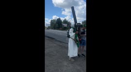 Jimmy Rice, the American traveler carrying a 25-kilogram cross, walked from Kyiv to Kharkiv in forty days. Before this, Rice arrived in Kyiv on foot from Warsaw.