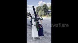 Newsflare Edit - Jimmy Rice, the American traveler carrying a 25-kilogram cross, walked from Kyiv to Kharkiv in forty days. Before this, Rice arrived in Kyiv on foot from Warsaw.