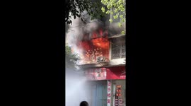 Firemen calmly tackles shophouse blaze in China