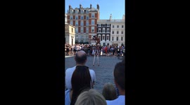 Street artist's performance at Convent Garden brings joy to onlookers