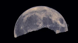 SPECTACULAR SUPERMOON FULL MOON BLUEMOON  RISING IN SWISS ALPS CLOSE-UP ZOOMED IN