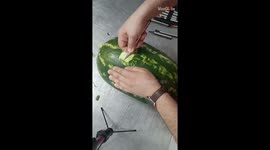 Barış Akarsu’s portrait comes to life with amazing carving skills  *Masterful Watermelon Art*
