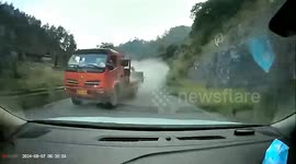 Quick-thinking Chinese driver reverses to dodge runaway truck on steep slope