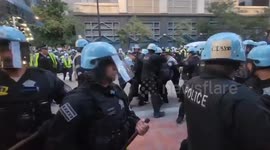 US: Pro-Palestine Protesters Clash With Police Outside Chicago Israeli Consulate Amid DNC 3