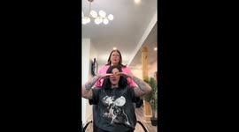 Hair stylist pranks customers with hilariously large comb making them laugh
