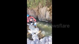 Heroic pair save father and son from drowning with bamboo pole in China