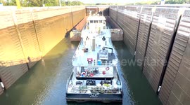 USA: Vessels Brave Old Hickory Lock's Passage Amidst Critical River Navigation Operations