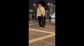 Man proposes in Córdoba's Paseo del Buen Pastor