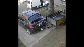 Video shows theft of car roof in Buenos Aires