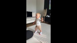Cheery toddler wants mum to dance with him *HEARTWARMING!*