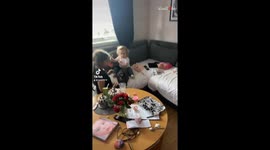 Super-possessive girl hilariously 'protects' pet cat from sister