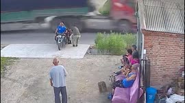Quick-thinking man saves three-wheeler from crash with truck