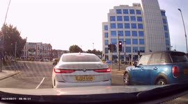 DASHCAM - Suicidal Cyclist Jumps Red Light (Turning Right) across MAJOR BUSY JUNCTION.