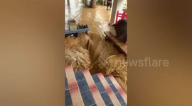 Flood gushes into home in northern Thailand