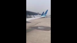 The Plane In Indonesia Experienced A Fuel Tank Leak, It Was Seen That Avtur Fuel Was Spilled Flowing Profusely From The Right Wing Onto The Track