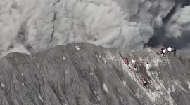 Video of the tense moment when a number of climbers ran to save themselves when Mount Dukono in Indonesia erupted