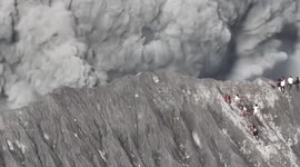 Video of the tense moment when a number of climbers ran to save themselves when Mount Dukono in Indonesia erupted