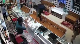 Armed robbers raid jewellery store leaving five injured in India