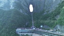 Parkour athletes tackle course at central China's Zhangjiajie