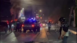 Thousands of student demonstrations in South Sulawesi Indonesia ended in riots, the crowd burned cars and damaged public facilities