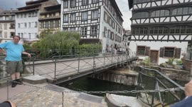 Puente abriendose para que pase un barco por el canal en la ciudad de Estrasburgo