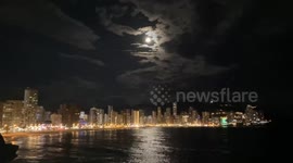 Benidorm con la luna en una noche de vacaciones en Semana Santa