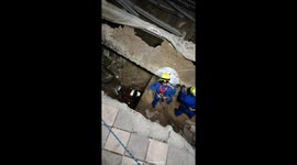 Firemen battle to reach Malaysia sinkhole victim
