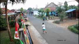 Jogger hit by motorcycle avoiding car in Central Java, Indonesia