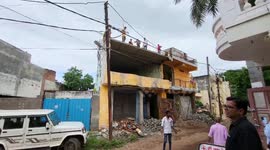 India: Bull rescued after climbing to third floor of house in central India