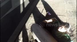 女子踩翻下水道井盖被卡洞口  骑行男子及时发现救出