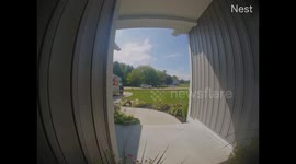 FedEx Driver Dances Up to Doorway