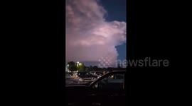US: Stunning Lightning Show Over Chicago Area As Thunderstorms Roll Through 2