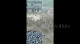 信宜再次受到暴雨袭击 山洪摧毁村庄