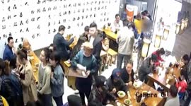 监控实拍惯偷当面偷手机过程