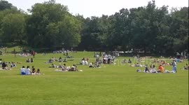 Londoners enjoy sun in greenwhich