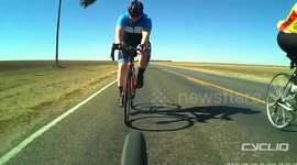 Cycliq Fly6: Charging Dog