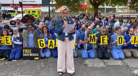 UK: MASS SOLIDARITY PROTEST HELD FOR DETAINED PALESTINIAN MEDICS OUTSIDE ST THOMAS’ HOSPITAL Juliet Stevenson