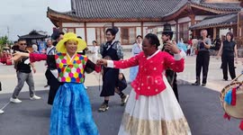 Int'l students enjoy tours in China's Yanbian