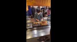 Watch giant grilled mushrooms cooked at market in Taiwan