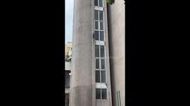 Commando monitor lizard climbs up 50ft-tall university building